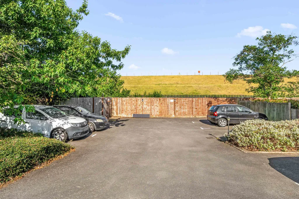 Vanbrugh Drive, Walton-On-Thames KT12 2YQ, photo 13