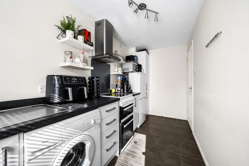 Vanbrugh Drive, Walton-On-Thames KT12 2YQ, photo 4