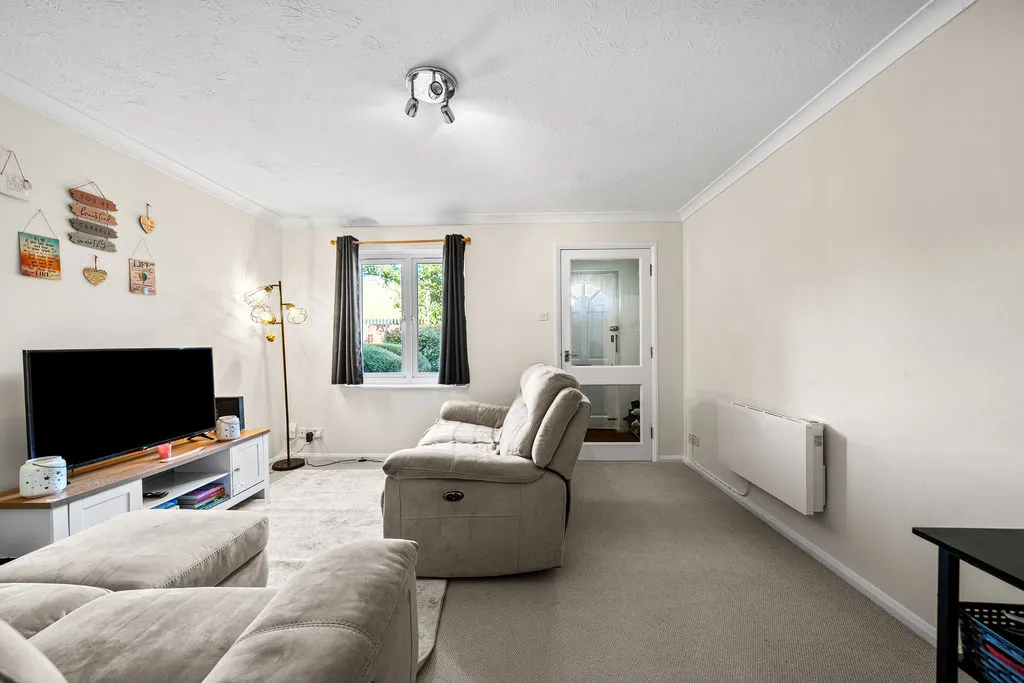 Vanbrugh Drive, Walton-On-Thames KT12 2YQ, photo 5