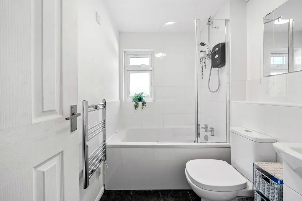 Vanbrugh Drive, Walton-On-Thames KT12 2YQ, photo 9