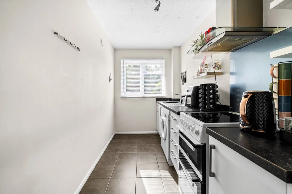 Vanbrugh Drive, Walton-On-Thames KT12 2YQ, photo 3