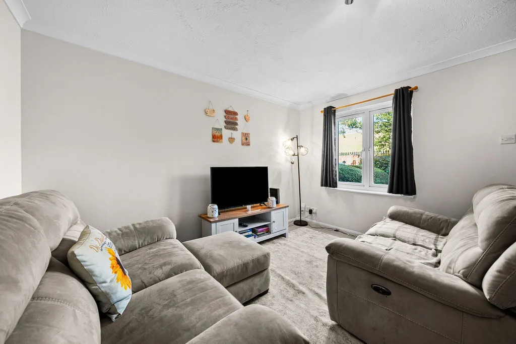 Vanbrugh Drive, Walton-On-Thames KT12 2YQ, photo 2