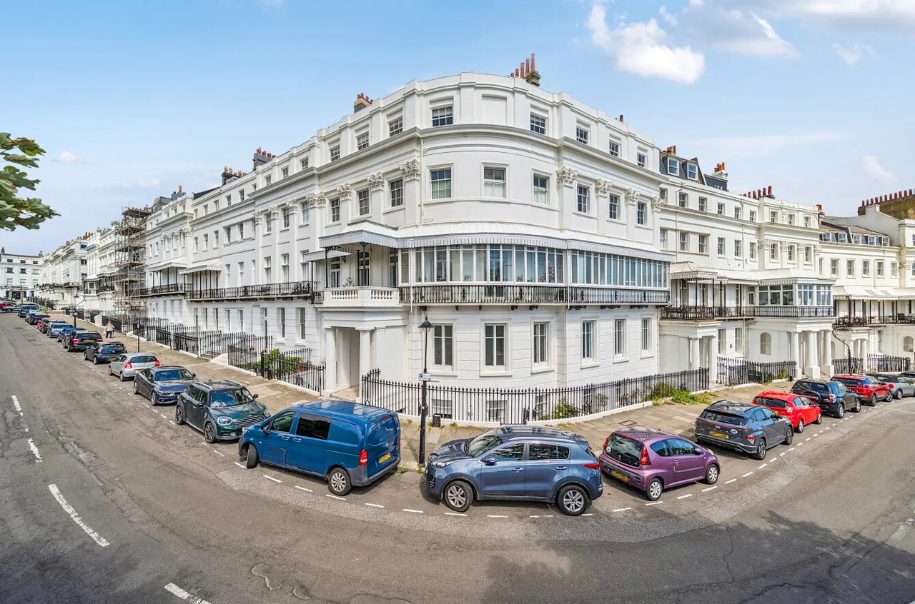 2 bed flat for sale, Lewes Crescent, Brighton, BN2
