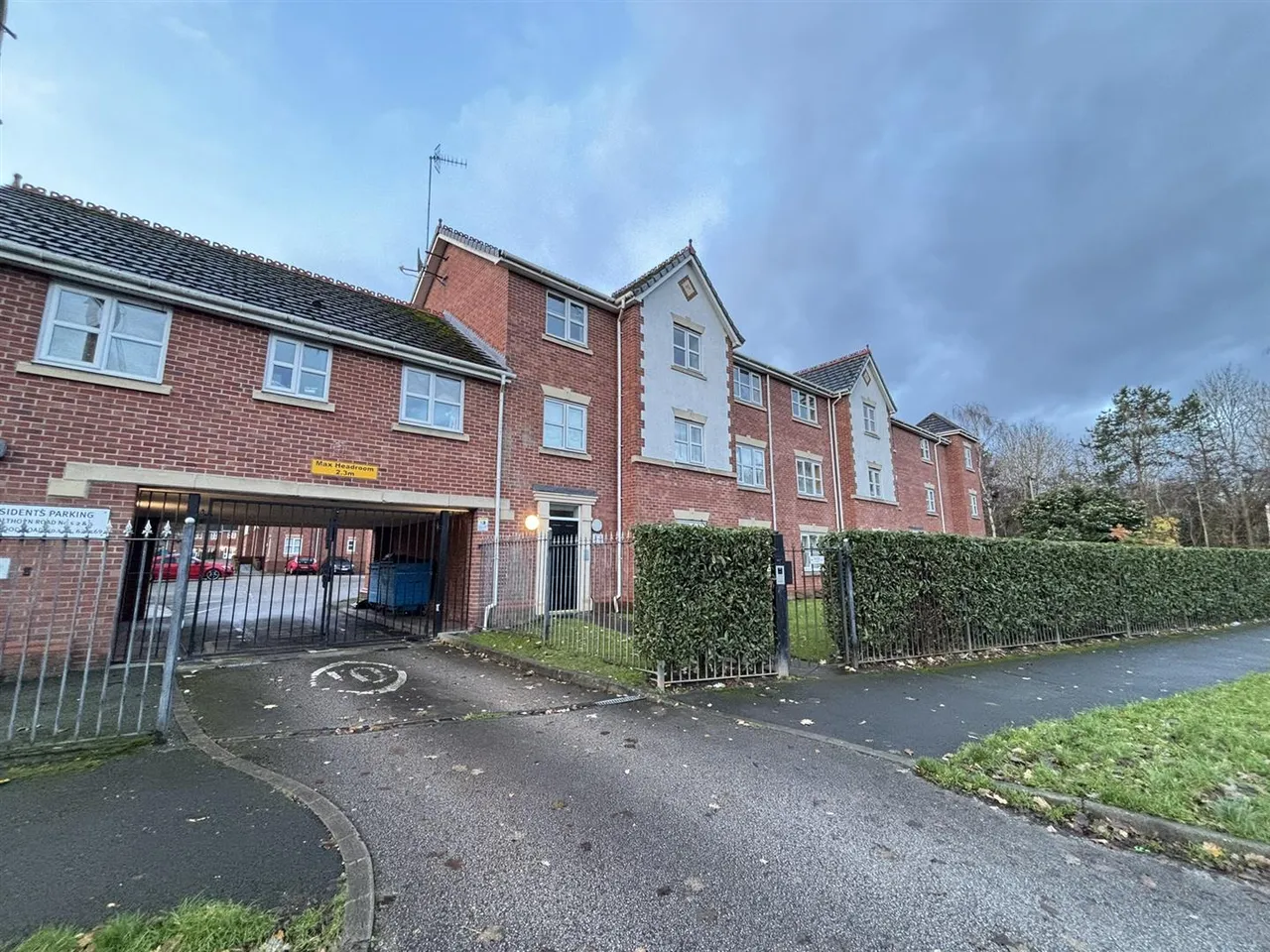 2 bed flat to rent, Royalthorn Road, Sharston, M22