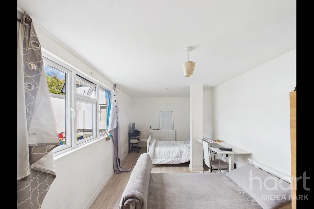 Parkside Avenue, Romford, RM1, photo 5
