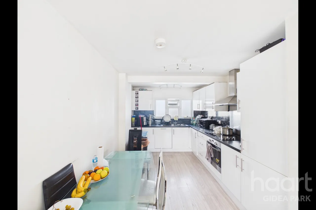 Parkside Avenue, Romford, RM1, photo 4