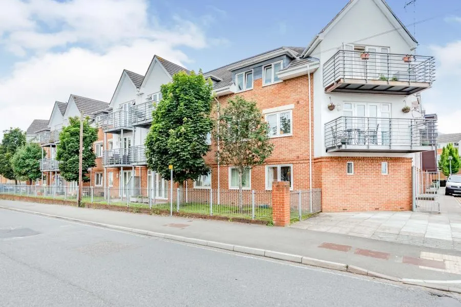 2 bed flat to rent, Old Dairy Close, Fleet, GU51