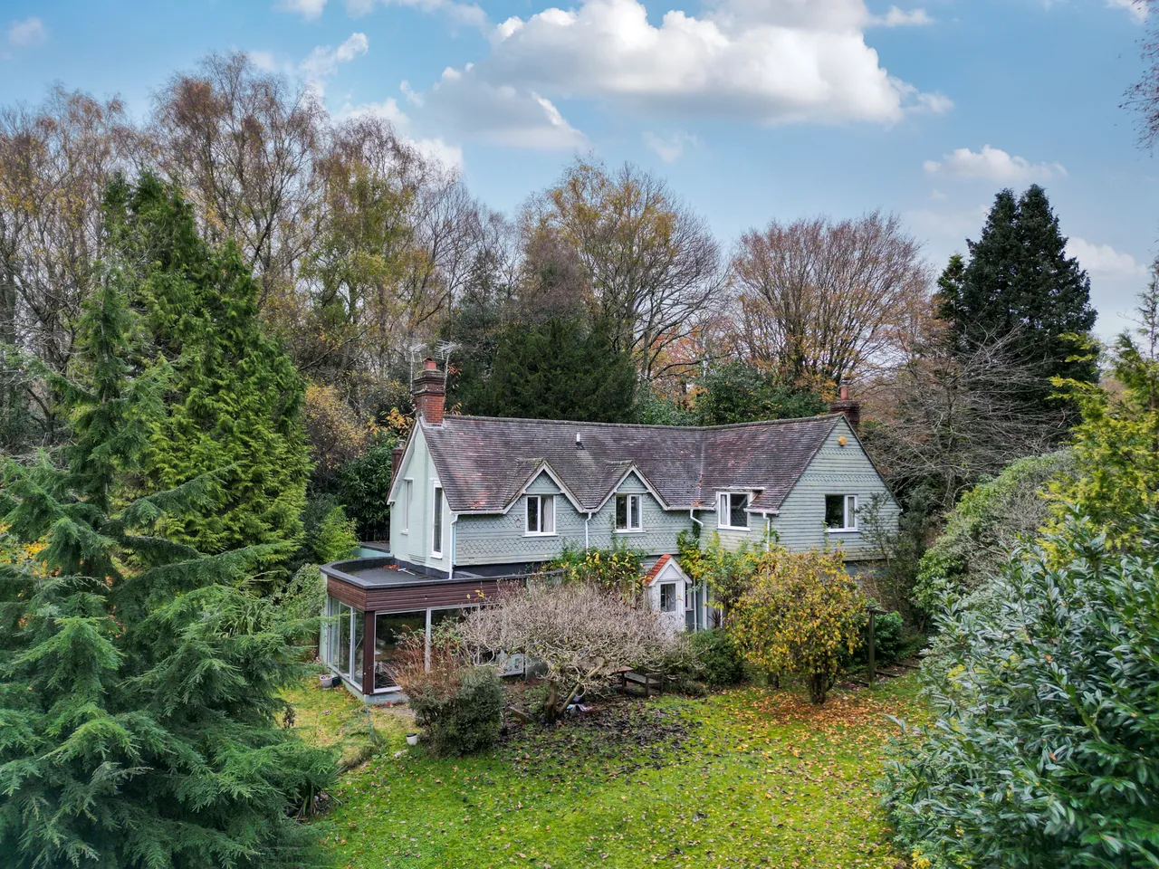 5 bed house for sale — Farnham Lane, Haslemere, GU27