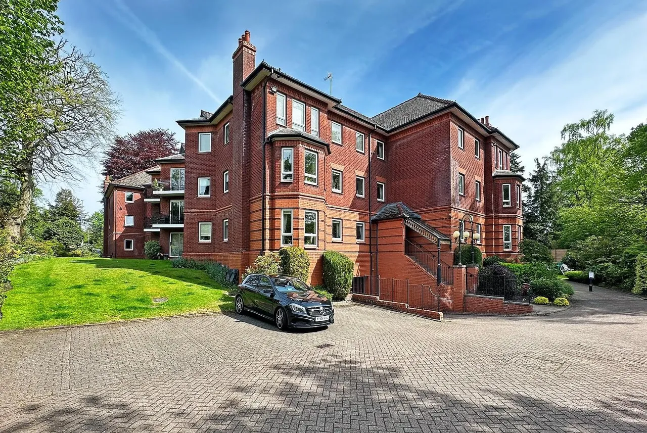2 bed flat for sale — Dunham Road, Altrincham, Cheshire WA14 4AN
