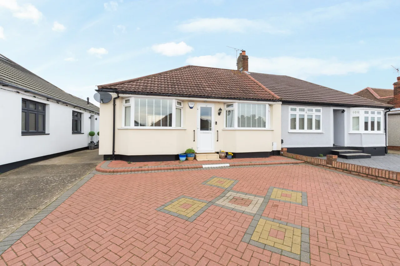 3 bed house for sale — King Harolds Way, Bexleyheath