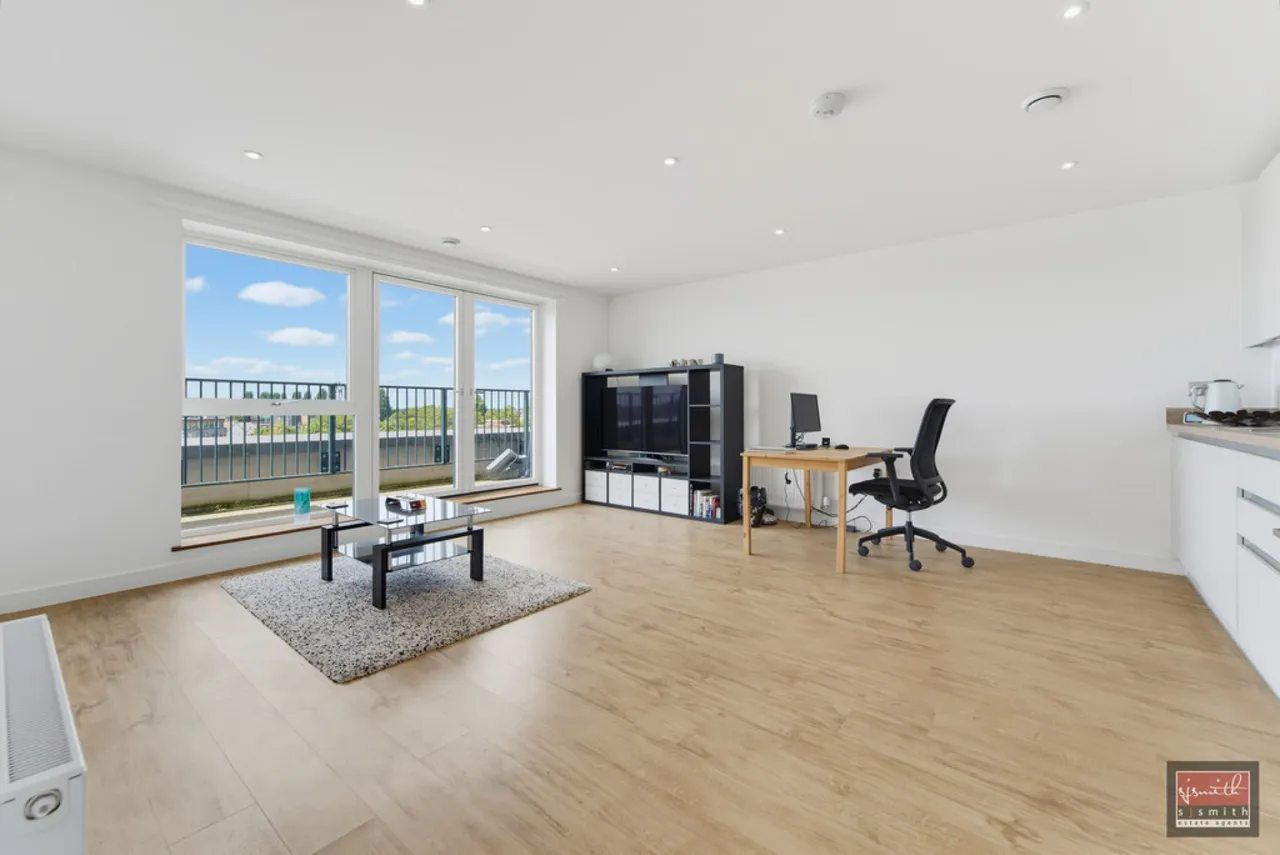 2 bed flat for sale, Pitcher Lane, Ashford