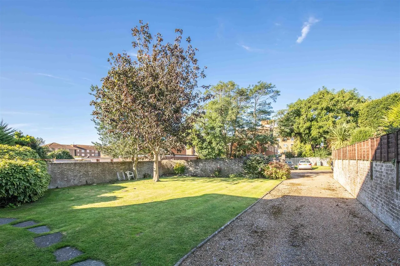 11 Downview Road, Worthing, photo 9