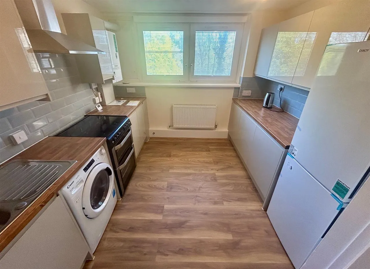 2 bed flat to rent — Overstrand House, Sunrise Avenue, Hornchurch, RM12 4YN