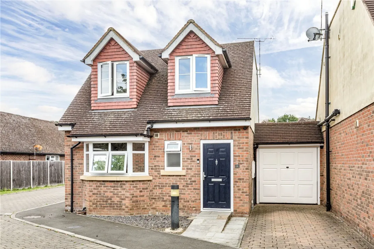 3 bed property for sale — Park Close, Byfleet, West Byfleet, Su...