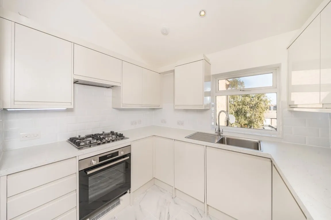 Broad Street, TW11, photo 2