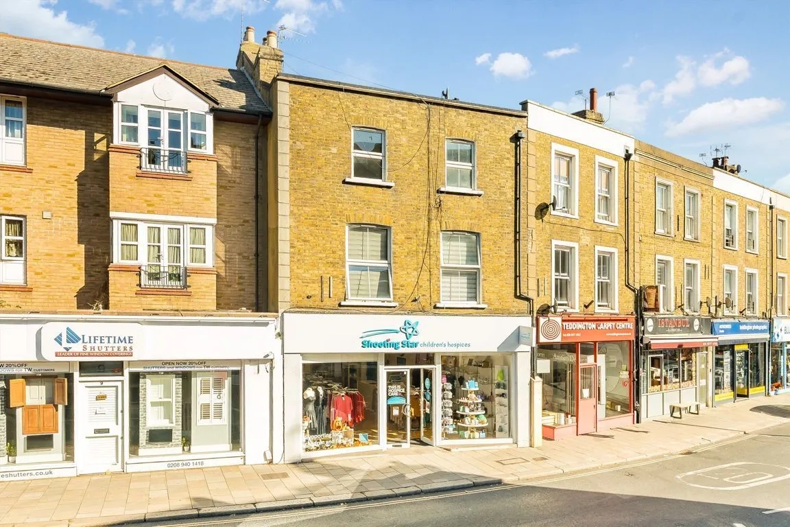 2 bed property to rent, Broad Street, TW11