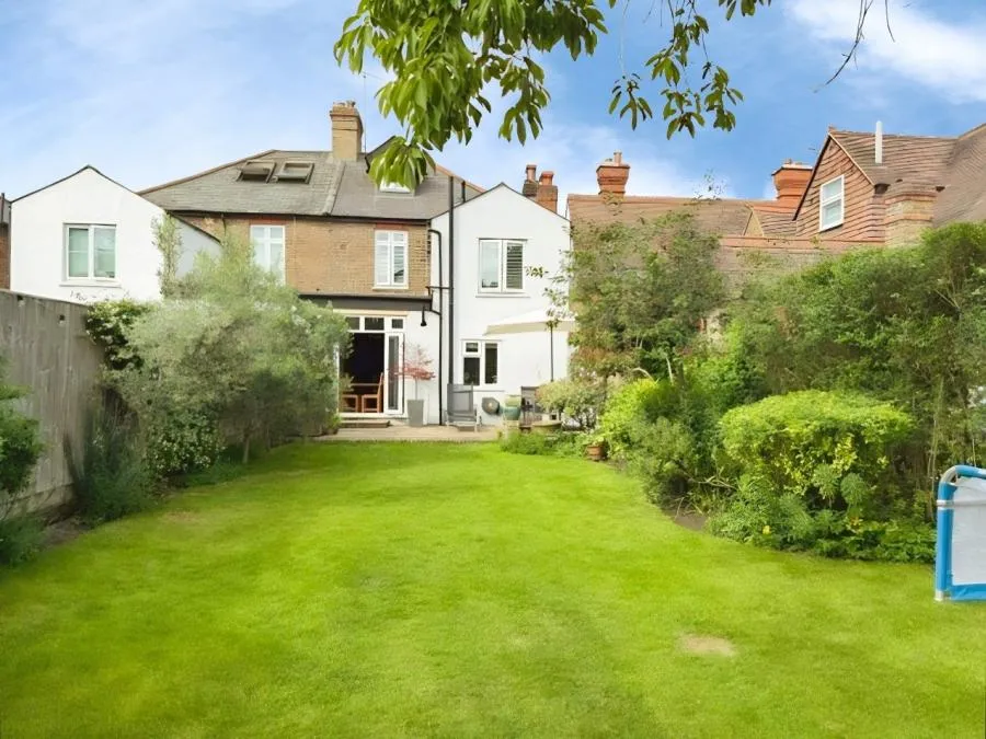 2 bed flat for sale, Montagu Road, Datchet, SL3