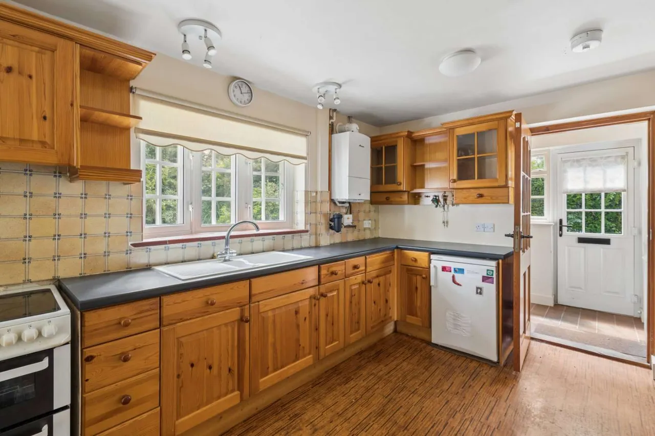 North Road, Widmer End, Buckinghamshire, HP15 6ND, photo 6