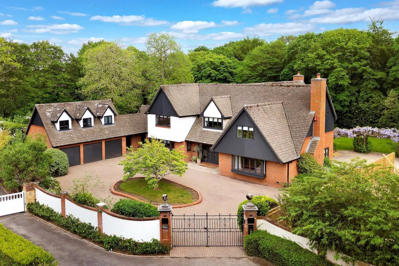6 bed house for sale, Penn Road, Knotty Green, HP9