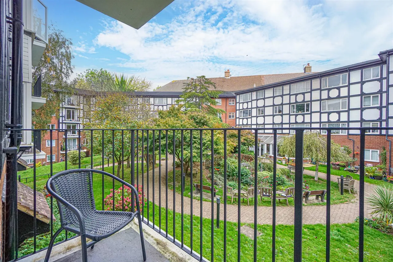St. Helens Crescent, Hastings, photo 3