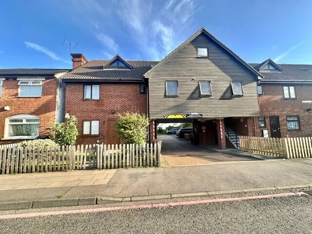 2 bed flat to rent — Mallards Court, Ley Street, IG1