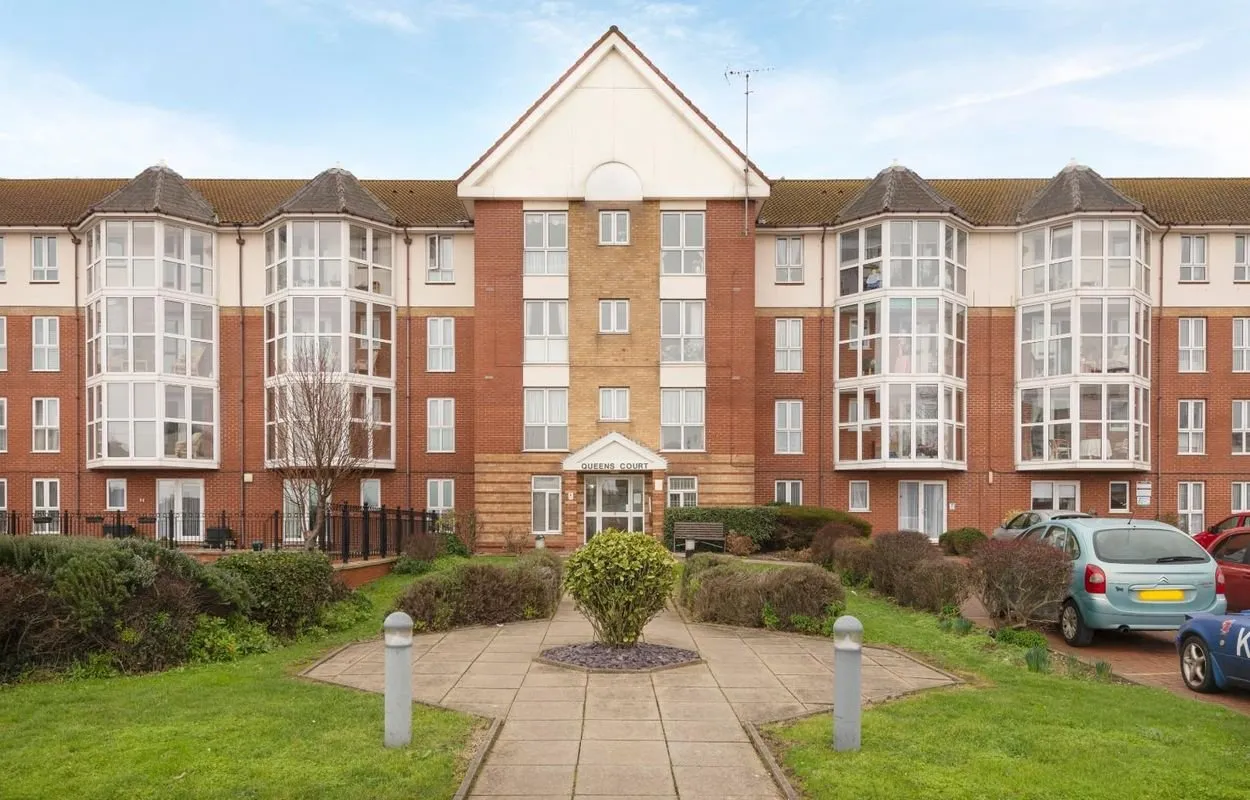 2 bed flat for sale, Queens Parade, Cliftonville, CT9