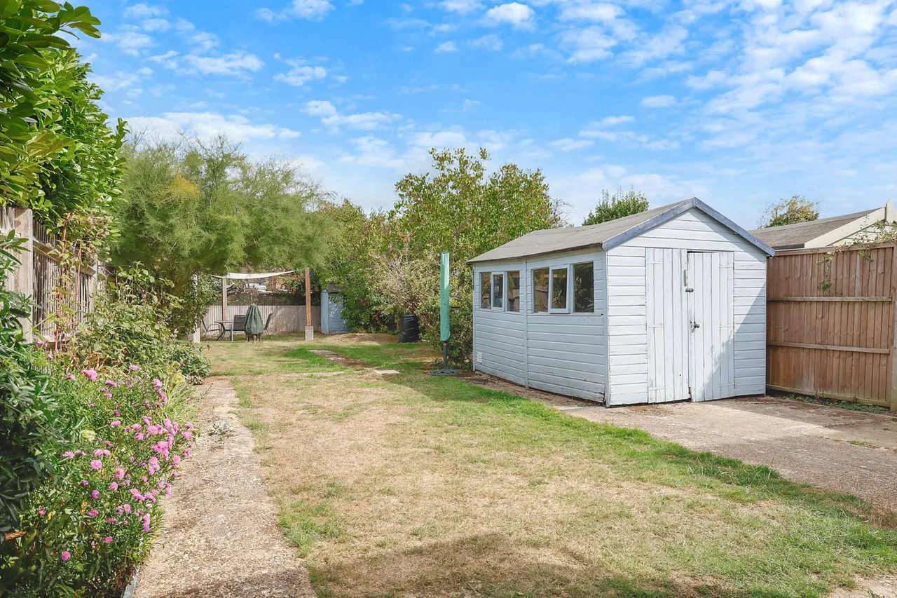 Hevers Avenue, Horley, RH6, photo 2