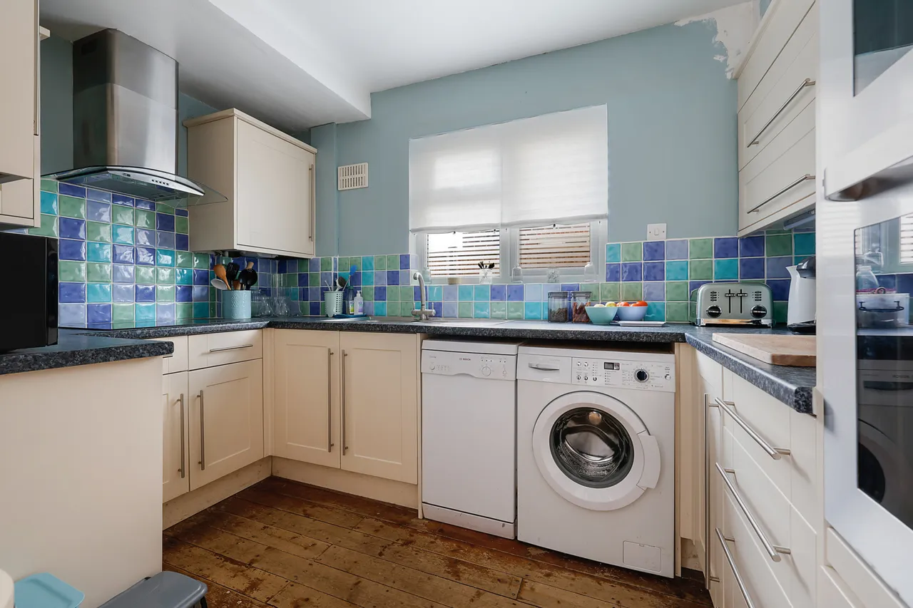 Hevers Avenue, Horley, RH6, photo 3