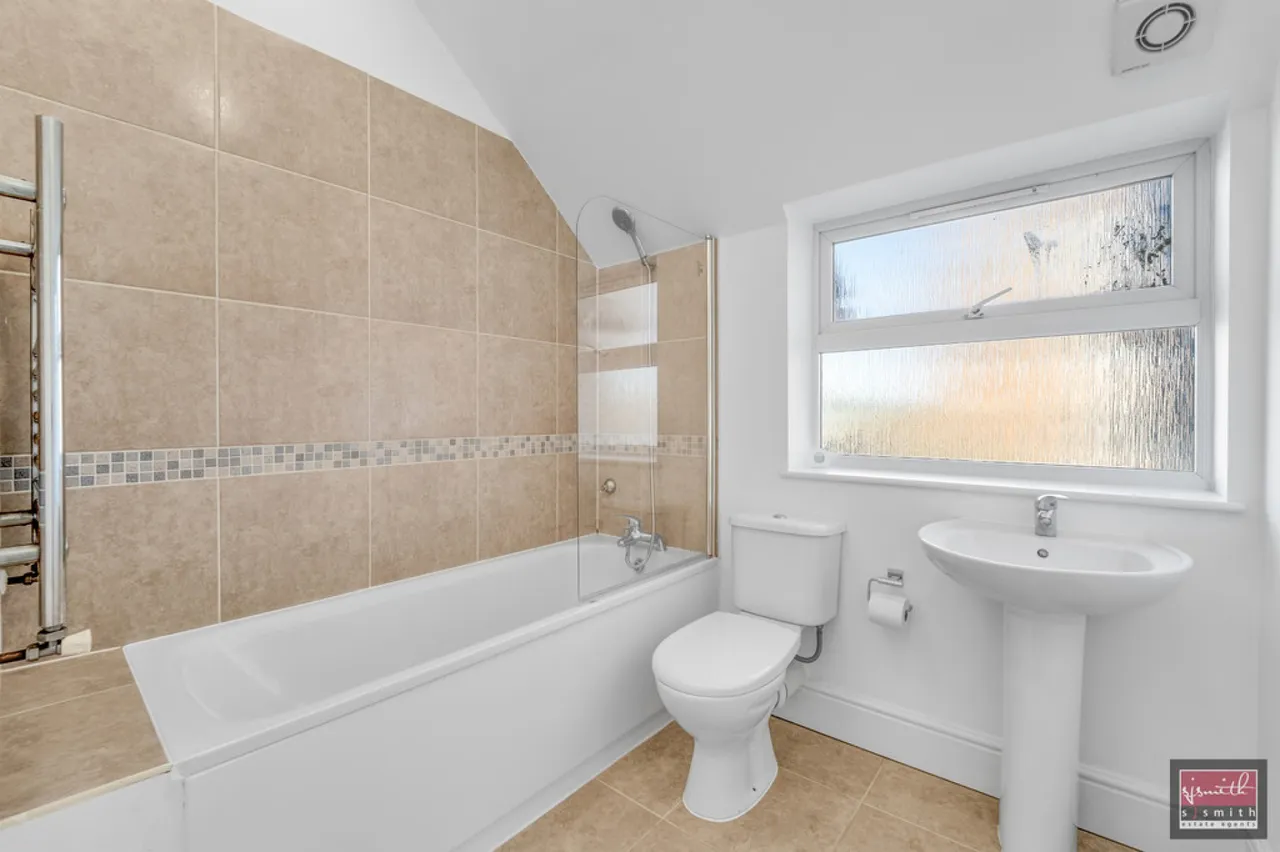 Chertsey Road, Ashford, photo 8