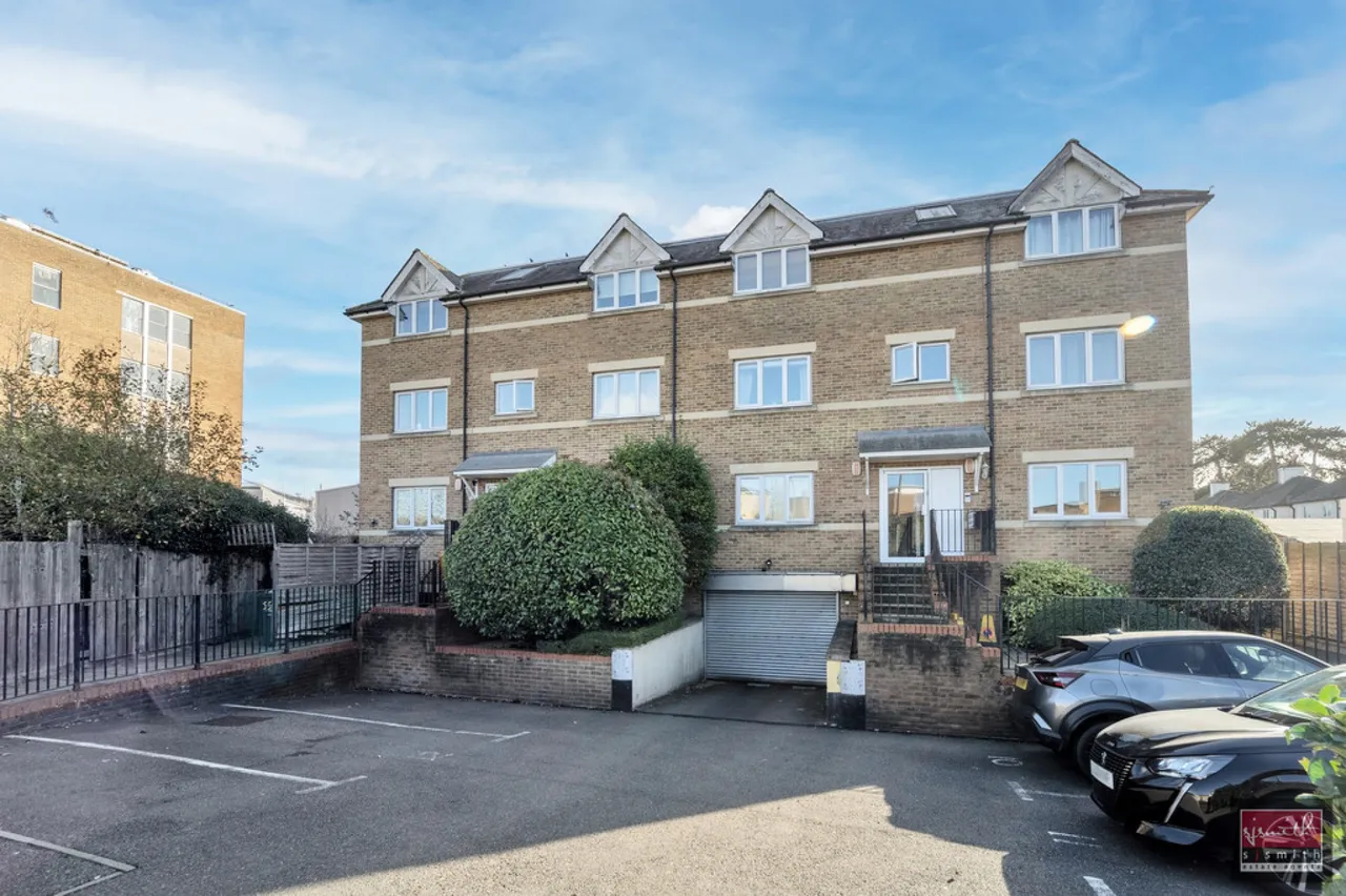 2 bed flat for sale, Chertsey Road, Ashford