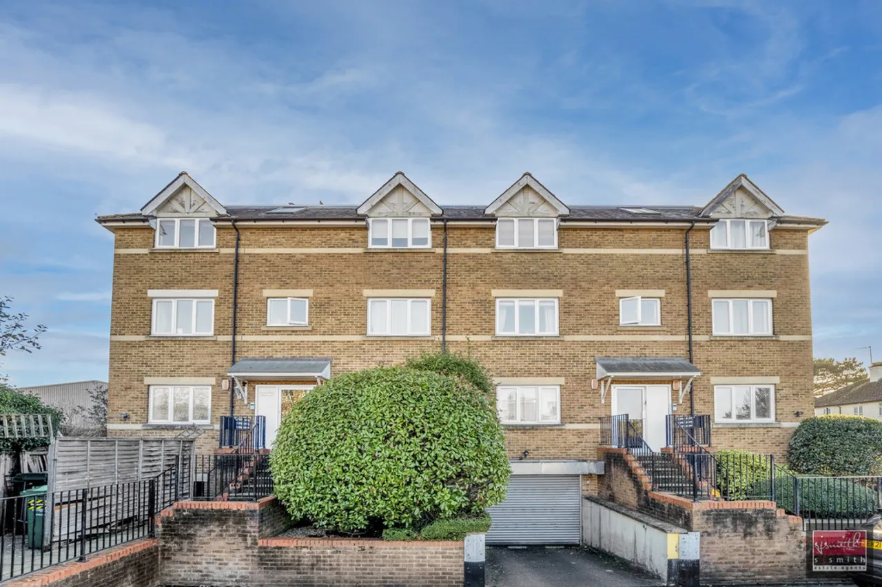 Chertsey Road, Ashford, photo 9