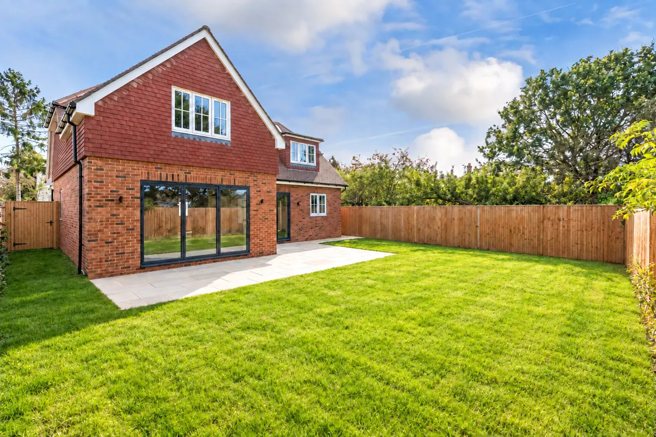 4 bed house for sale, Orchard Road, Chessington, KT9
