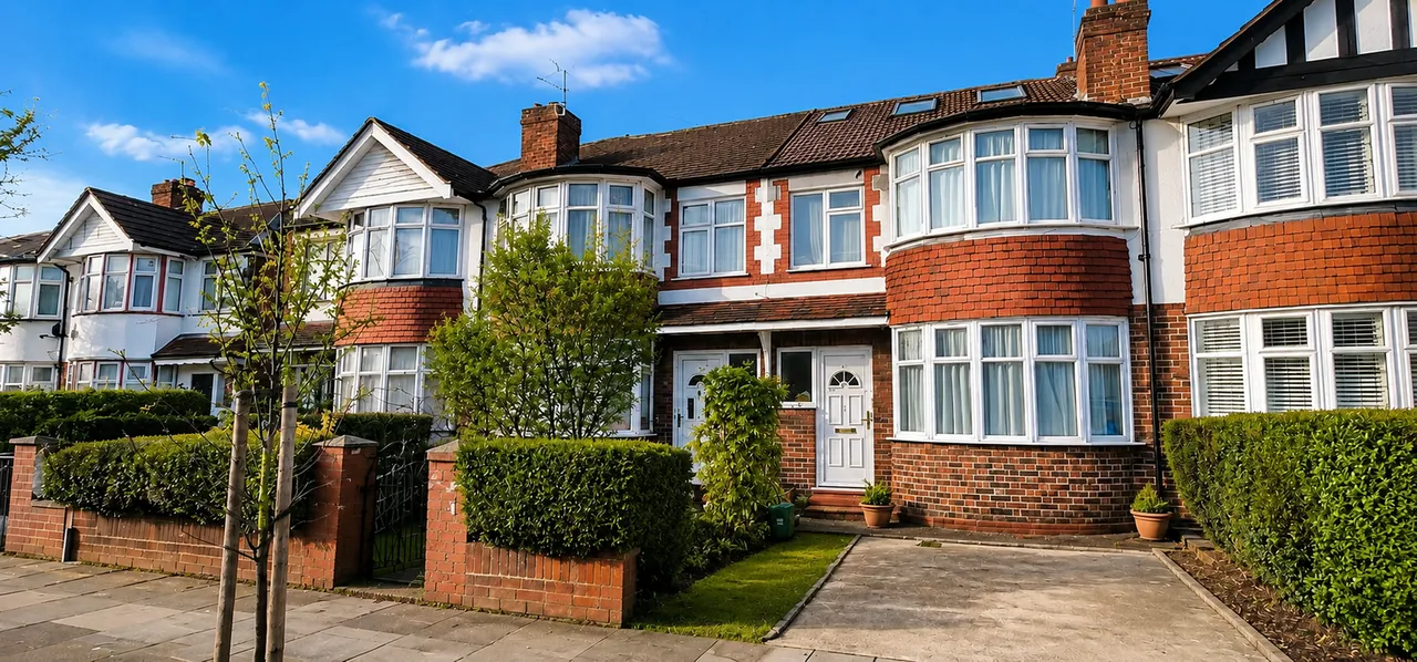 3 bed house for sale, Barmouth Avenue, Medway Village, UB6