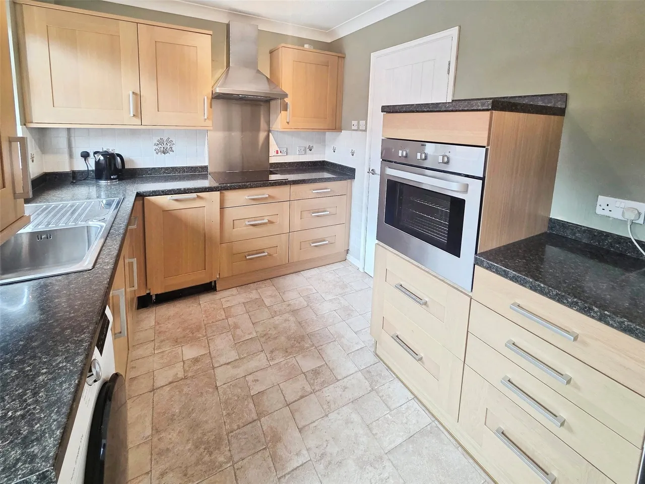 Vine Road, Great Sutton, CH66, photo 10