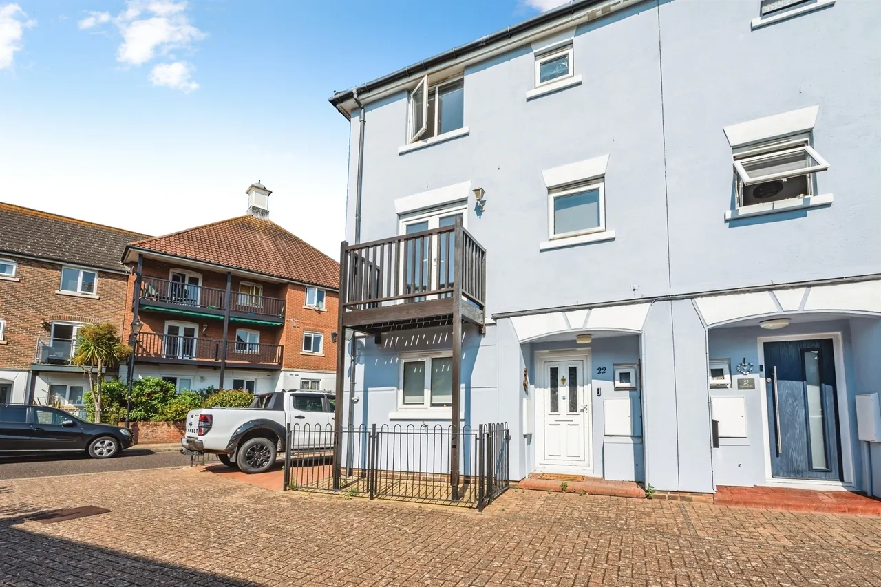 3 bed house for sale — Windward Quay, Eastbourne