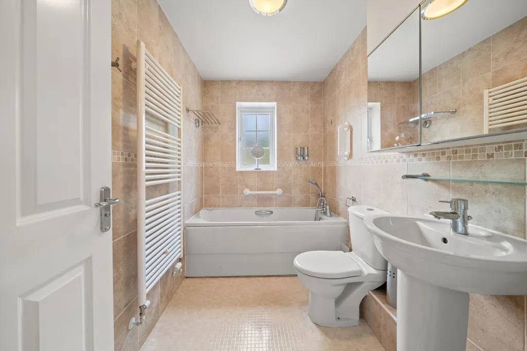 Doresa Close, Addlestone KT15 1AB, photo 10