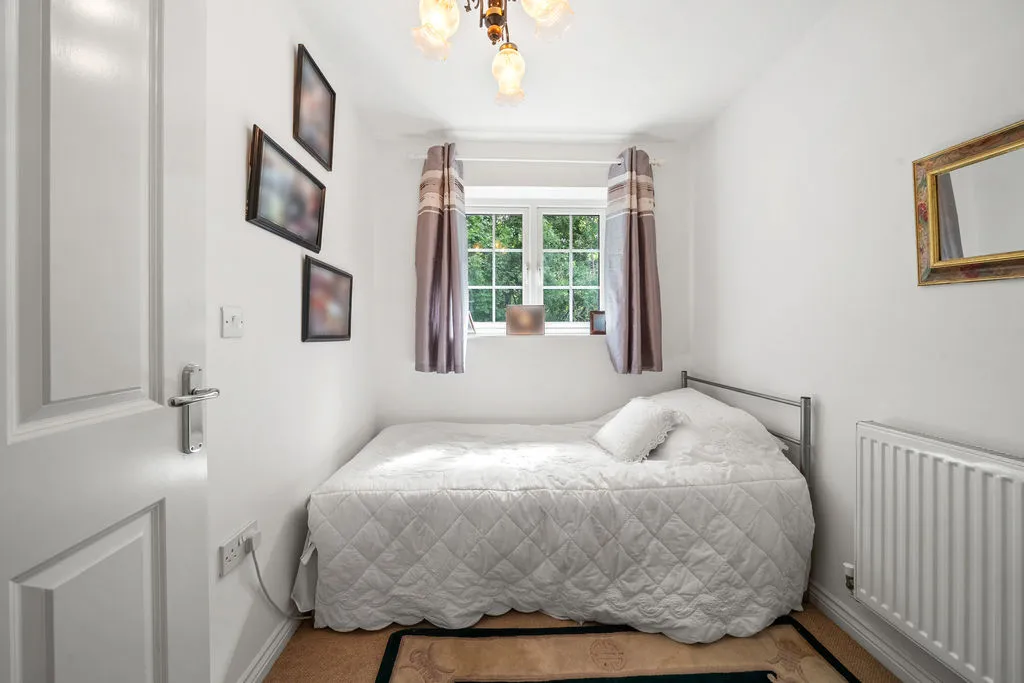 Doresa Close, Addlestone KT15 1AB, photo 9