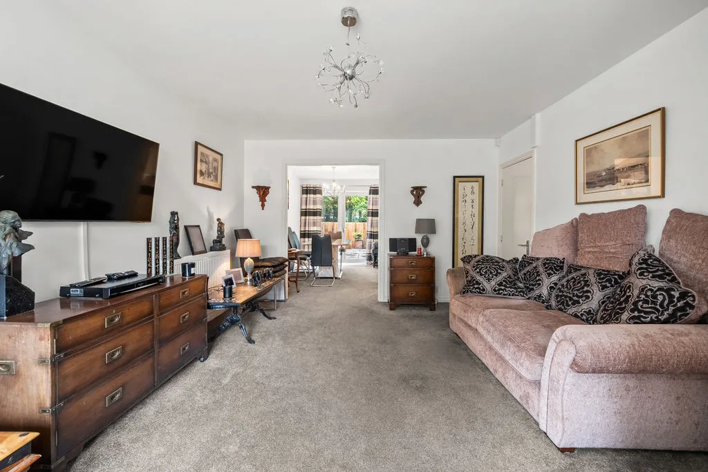 Doresa Close, Addlestone KT15 1AB, photo 4