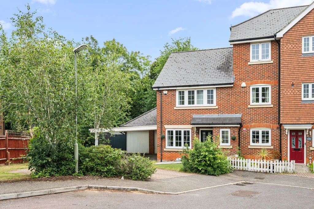 3 bed house for sale — Doresa Close, Addlestone KT15 1AB