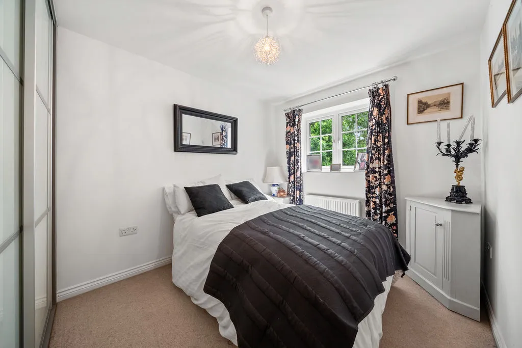 Doresa Close, Addlestone KT15 1AB, photo 8