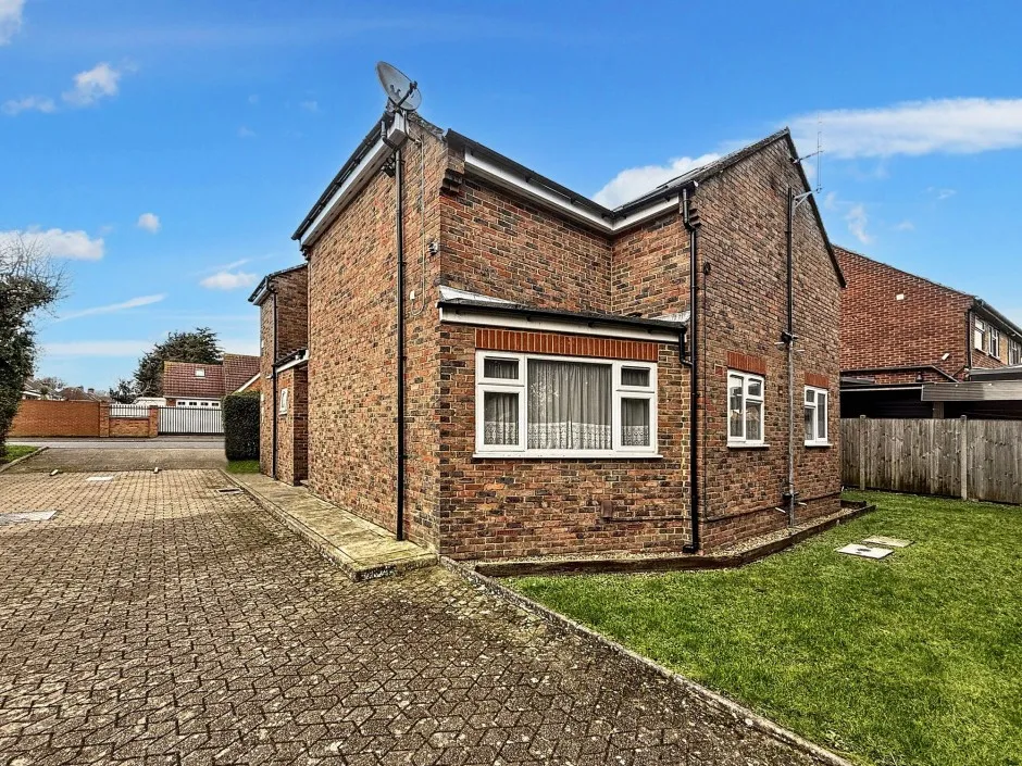 flat for sale, Nicholls Avenue, Uxbridge, UB8