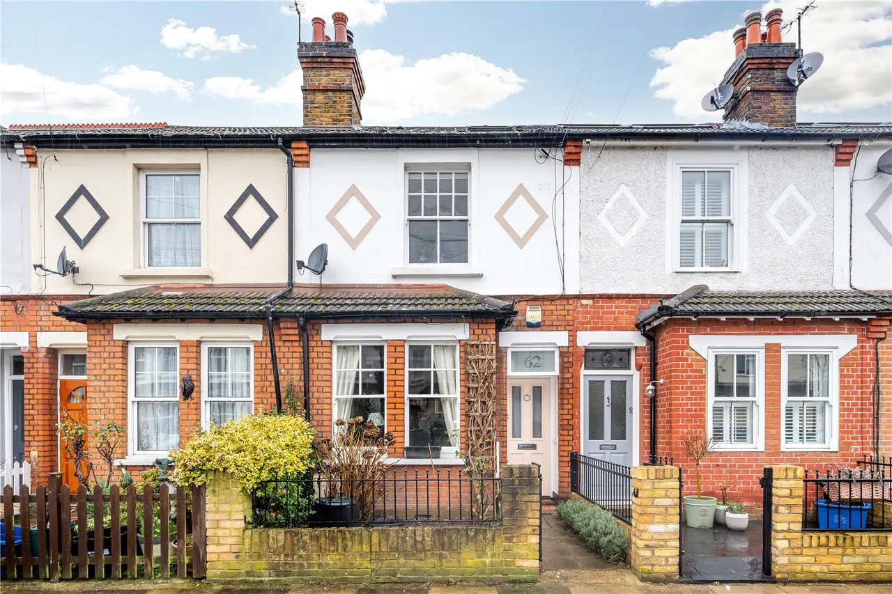 3 bed house for sale — Myrtle Road, Hampton, TW12 1QB