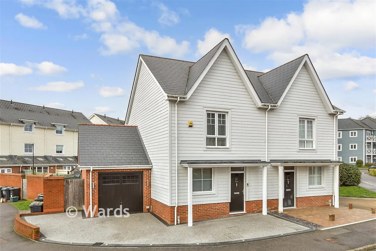3 bed house for sale, Berry Drive, Holborough Lakes, ME6