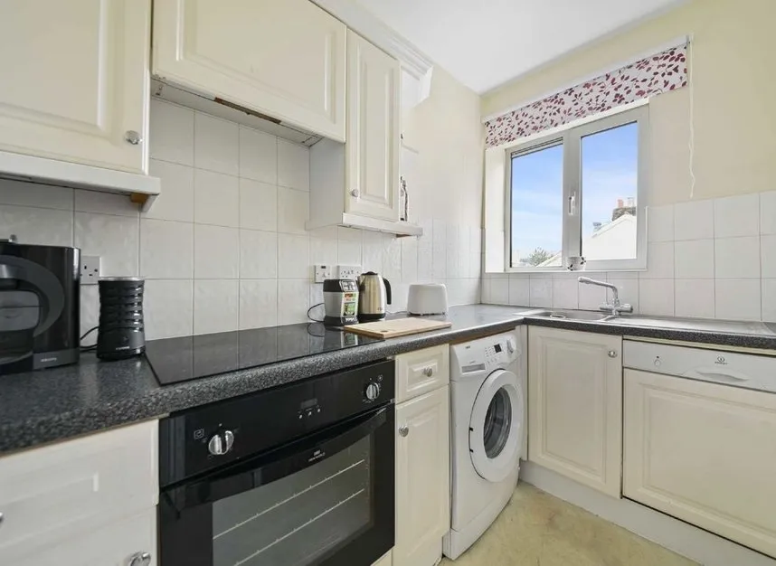 Silver Crescent, Chiswick, W4, photo 3