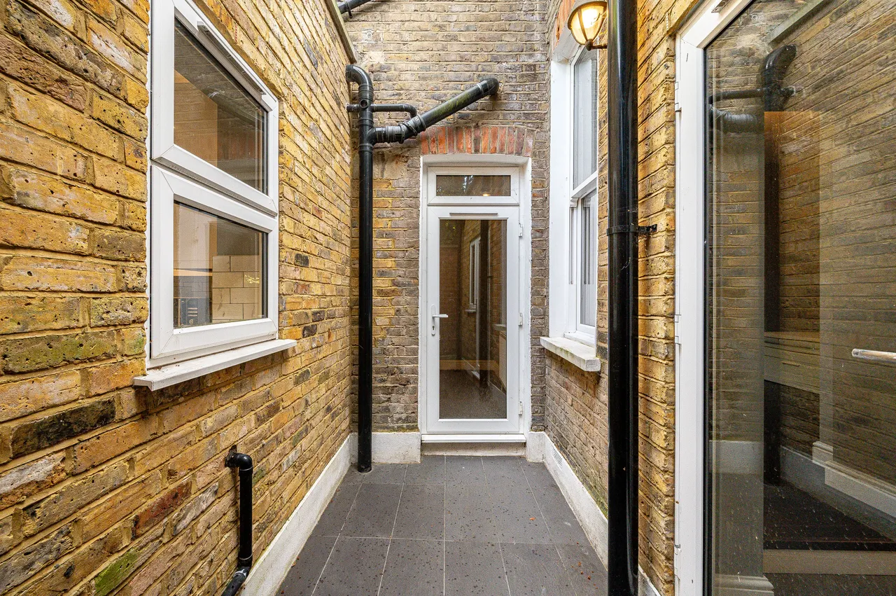 1 Thornsbeach Road, London, photo 10