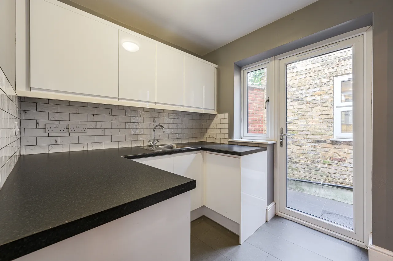 1 Thornsbeach Road, London, photo 9
