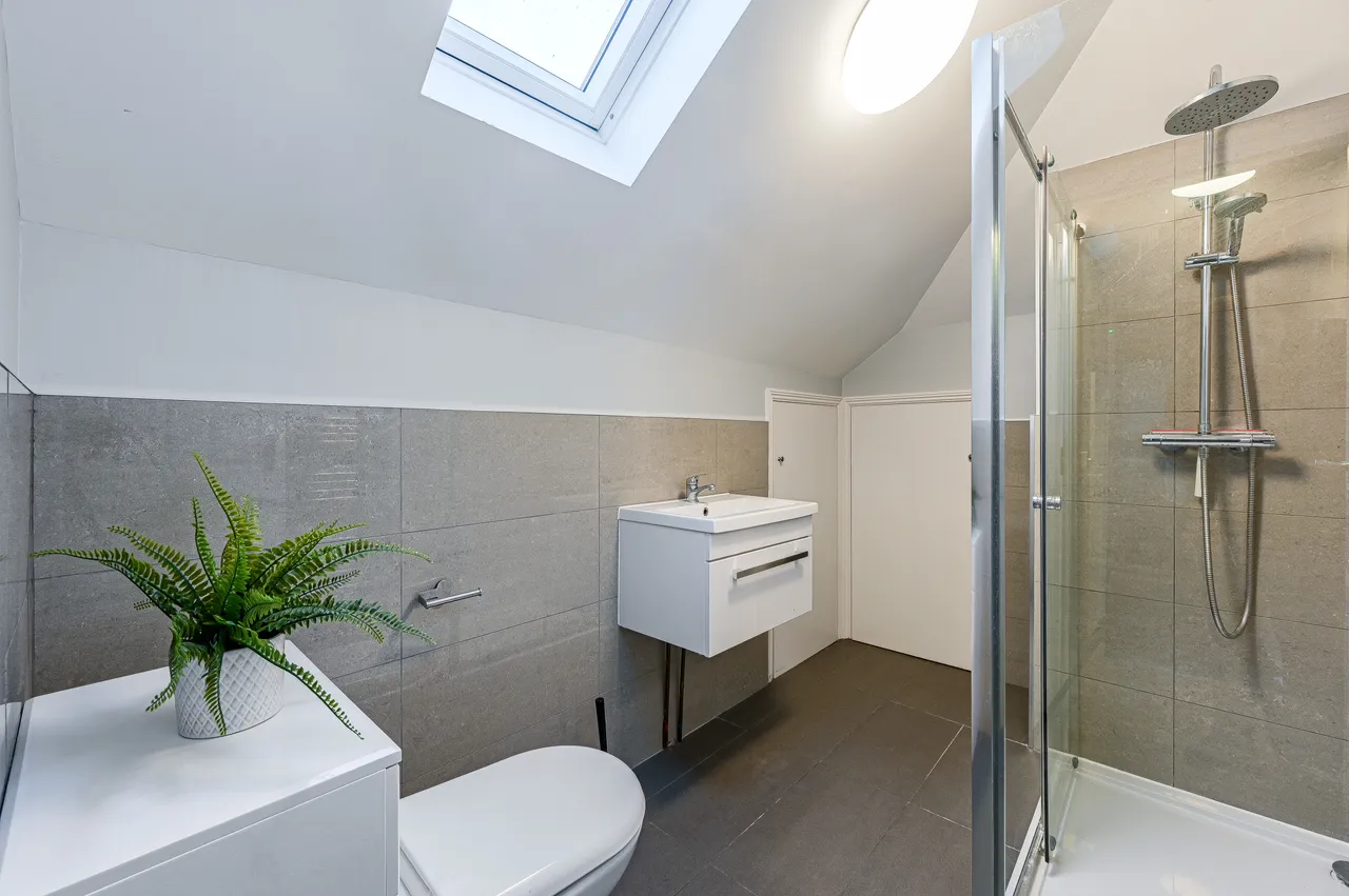 1 Thornsbeach Road, London, photo 5