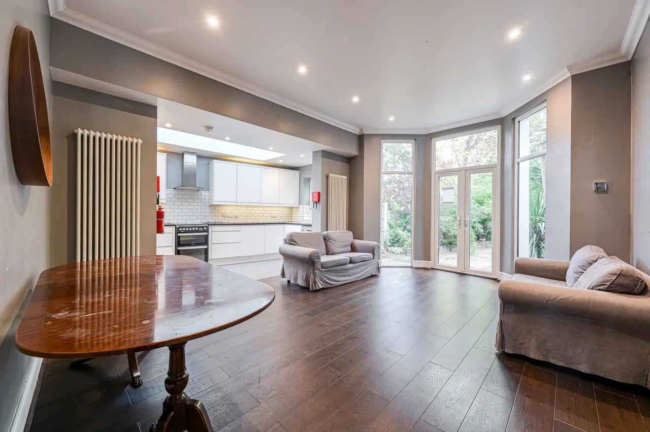 1 Thornsbeach Road, London, photo 3