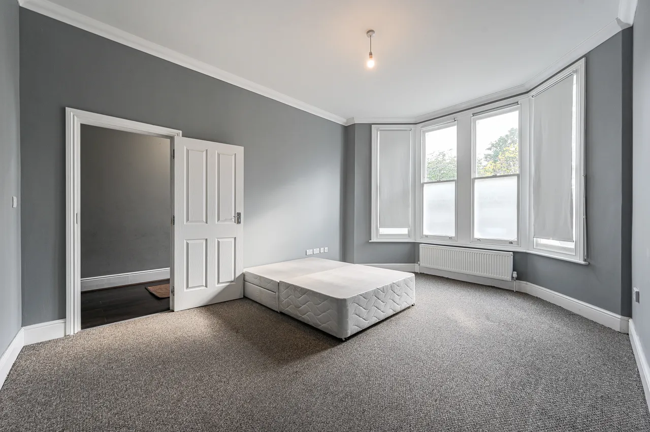 1 Thornsbeach Road, London, photo 4
