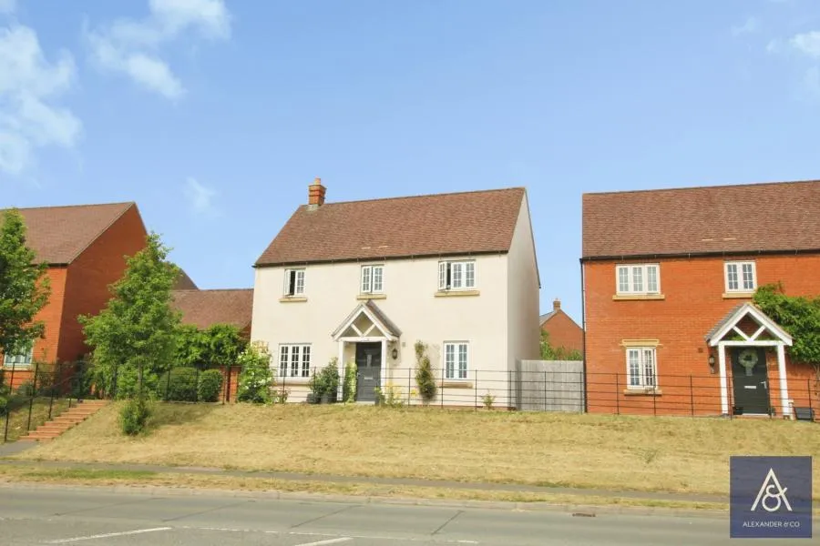 4 bed house for sale, Northampton Road, Brackley, NN13